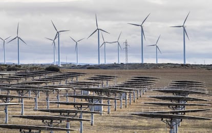 Parque eólico y planta fotovoltaica en Almansa (Albacete).