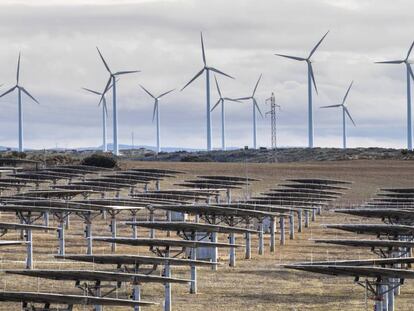 Parque eólico y planta fotovoltaica, en Almansa (Albacete).