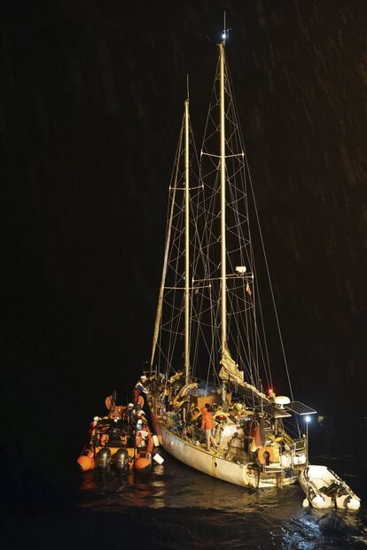 Migrantes son trasladados a un bote desde el velero 'Josefa' de 14 metros, dirigido por el grupo Resqship, después de ser rescatados cerca de los campos petroleros de Bouri para ser transportados al barco humanitario 'Ocean Viking' en el Mar Mediterráneo.