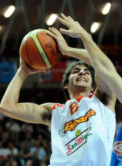 Ricky Rubio entra a canasta durante el partido contra Grecia, ayer.