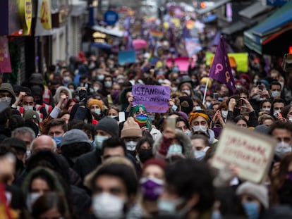 Miles de manifestantes portan pancartas y gritan eslóganes durante una protesta contra la decisión del Gobierno turco de retirarse del Convenio de Estambul para la prevención de la violencia machista el pasado 20 de marzo de 2021 en la capital de Turquía.