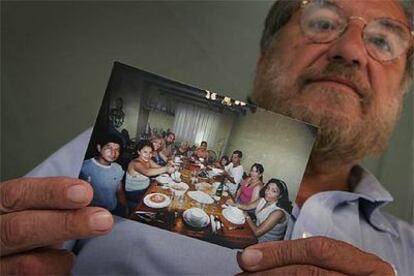 Manuel Iglesias muestra una foto donde aparece Patricio, a la izquierda, en una comida familiar.