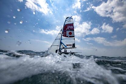 Las japonesas Sena Takano y Anna Yamazaki compiten en la carrera skiff 49er FX de vela de los Juegos Olímpicos de Tokio 2020 en el puerto de Enoshima en Fujisawa.