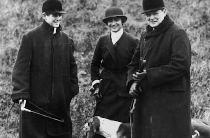 A la diseñadora francesa Coco Chanel (Francia 1883-1971) no le hacía gracia tener que ceder su nombre al empresario judío Pierre Wertheimer a cambio de un mísero 10 % de los beneficios, así que la normativa impuesta por la ocupación nazi en Francia de que los judíos no podían poseer negocios le pareció una oportunidad fabulosa para recuperar su empresa. La desclasificación de archivos del gobierno francés en 2014 descubrió que Chanel colaboró con los nazis trasportando correspondencia y que incluso tenía su propio código como agente de comunicación. Su amistad con Winston Churchill la libró de ser juzgada tras la guerra y, ocho años después, reabrió su firma de moda y cambió la estética de la mujer en el siglo XX. En la imagen, a la derecha, Winston Churchill acompañado por su hijo Randolph y la diseñadora Coco Chanel en el norte de Francia.