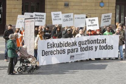 Concentración en Bilbao de la coordinadora de asociaciones de emigrantes en defensa de sus derechos.