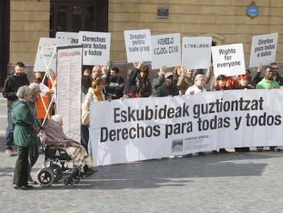 Concentración en Bilbao de la coordinadora de asociaciones de emigrantes en defensa de sus derechos.