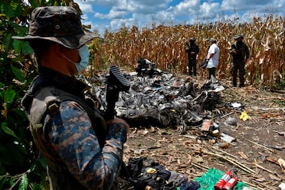 Elementos del ejército guatemalteco custodian el sitio donde se estrello la aeronave.