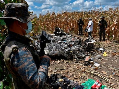 Elementos del ejército guatemalteco custodian el sitio donde se estrello la aeronave.