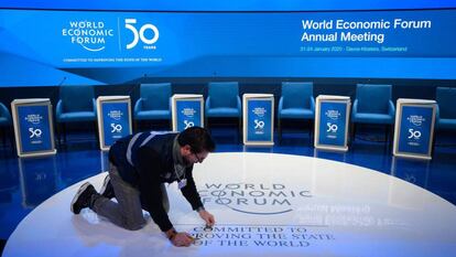 Un miembro del personal prepara la sala de conferencias del Foro Económico Mundial en Davos, el pasado domingo.