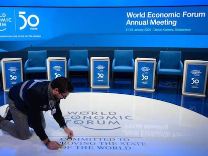 Un miembro del personal prepara la sala de conferencias del Foro Económico Mundial en Davos, el pasado domingo. 