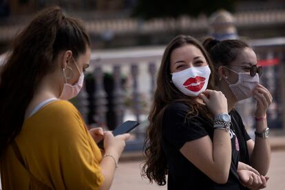 Un grupo de jóvenes, con las mascarillas puestas.