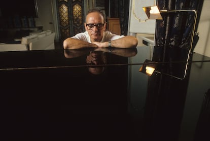 El compositor estaba hospitalizado en una clínica de Roma tras haber sufrido una caída en la que se fracturó el fémur. En la imagen, retrato de Ennio Morricone en su casa de Roma, en 1987.