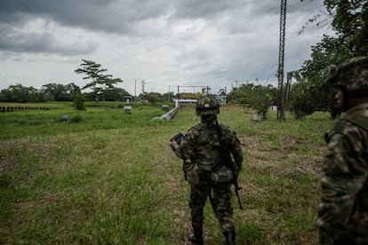Soldados patrullan, con la ayuda de un dron, uno de los oleoductos que pasan por Arauca. 