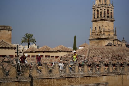 Operarios trabajan este martes en los tejados Mezquita  de Córdoba donde se produjo el incendio. 