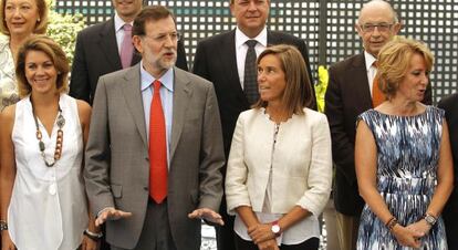 Mariano Rajoy, con los presidentes de las comunidades gobernadas por el PP el 26 de julio de 2011.