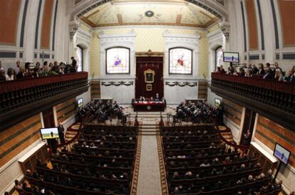 Homenaje a Miguel Delibes en la Real Acacemia Española, presidido por el Rey.