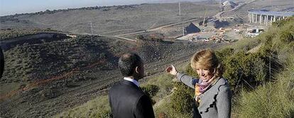 Esperanza Aguirre y Francisco Camps, durante su visita (a distancia) a las obras del AVE Madrid-Valencia.