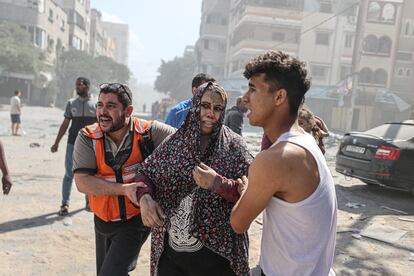 Una mujer herida tras un ataque en la ciudad de Gaza, este domingo.