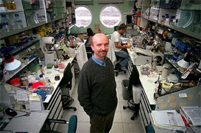 Víctor de Lorenzo, experto en biorremediación, en su laboratorio del Centro Nacional de Biotecnología del CSIC, en Madrid.