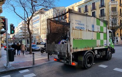 Un camión de limpieza del Ayuntamiento de Madrid con matrícula CFJ, de 2003, el domingo en la esquina de las calles de Goya y Castelló, en el distrito de Salamanca (este es el camión citado en el artículo).