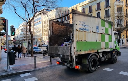 Un camión de limpieza del Ayuntamiento de Madrid con matrícula CFJ, de 2003, el domingo en la esquina de las calles de Goya y Castelló, en el distrito de Salamanca (este es el camión citado en el artículo).