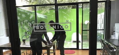 Las oficinas cuentan con un patio interior en el que guardan las bicicletas de sus coworkers