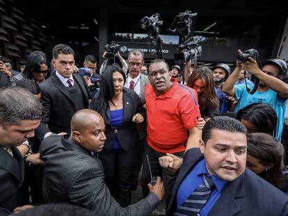 A procuradora-geral-adjunta Katherine Harrington tenta entrar na sede do Ministério Público em Caracas.