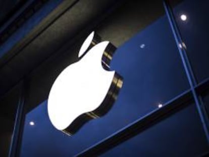 Apple lidera el ránking con un valor estimado de 104.300 millones de dólares, lo que supone un aumento del 20 por ciento respecto al año pasado y casi dos veces más que cualquier otra marca del mundo, detalló la publicación en su página web. EFE/Archivo