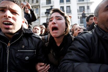 Una joven llora durante las protestas del viernes 14 de enero en la capital tunecina contra Ben Ali.