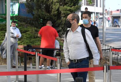 El tesorero de Podemos, Daniel de Frutos, con camisa blanca, a su llegada este lunes al juzgado.