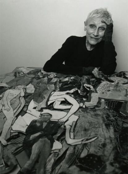 La artista estadounidense Nancy Spero, con una de sus obras.