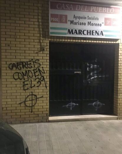 Pintada con el mensaje “Caeréis como en el 39”, en alusión al último año de la Guerra Civil, con una diana en la entrada de la agrupación socialista de Marchena (Sevilla).