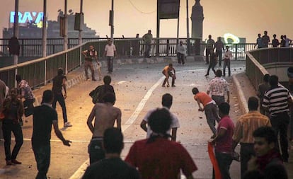 Momentos de tensión en uno de los puentes que dan acceso a la Plaza Tahrir.