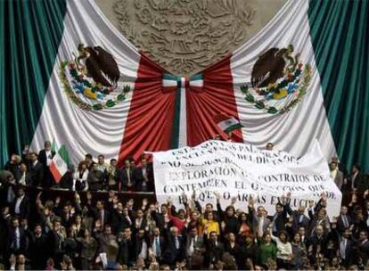 Diputados mexicanos muestran su rechazo a la aprobación de la reforma energética.