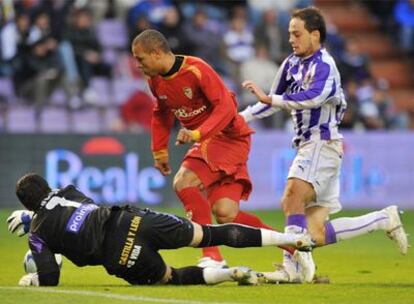 Luis Fabiano, en una acción en el área contra el portero del Valladolid y seguido por Nano.