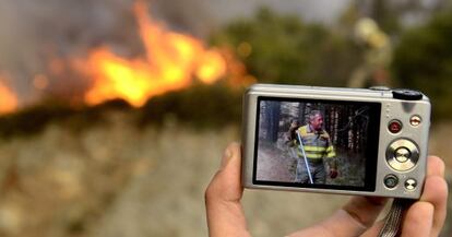 Un compañero de Higinio Vivas López muestra una imagen del brigadista fallecido en la extinción de un incendio en Castrelo do Val.
