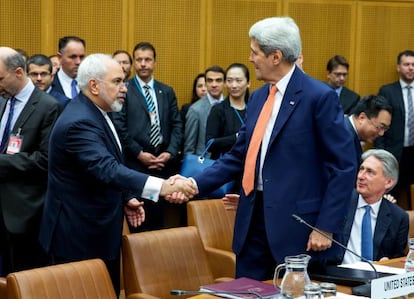 El ministro iraní Mohammed Javad Zarif saluda al secretario de Estado norteamericano, John Kerry, el pasado 14 de julio en Viena.