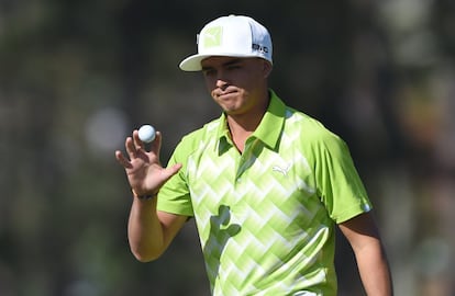 Rickie Fowler sostiene la bola después de patear en el segundo hoyo.