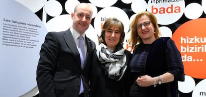 De izquierda a derecha, el concejal de Euskera de Bilbao, Sabin Anuzita; la directora de San Telmo, Susana Soto y la directora del Instituto Etxepare, Aizpea Goenaga. 