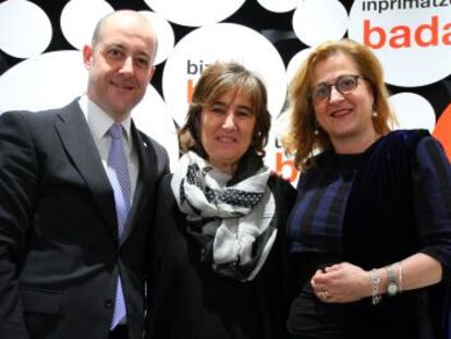 De izquierda a derecha, el concejal de Euskera de Bilbao, Sabin Anuzita; la directora de San Telmo, Susana Soto y la directora del Instituto Etxepare, Aizpea Goenaga. 