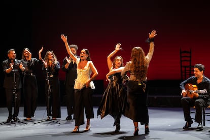 Fin de fiesta del espectáculo 'Reseteando', con Ángeles Toledano (izquierda, de blanco), María Terremoto (centro) y Lela Soto (de espaldas).