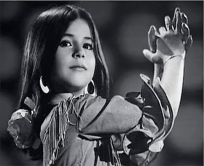 Hija de Juan Pantoja Cortés, cantante en el grupo Los Gaditanos, y de la bailaora Ana María Martín, Isabel Pantoja ya daba pistas desde bien pequeña de su afición por la copla.