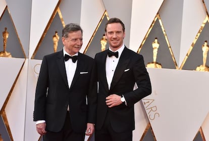 El actor alemán Michael Fassbender, de 38 años, nominado por segunda vez a una estatuilla, asistió a la alfombra roja acompañado por su padre Josef Fassbender. El intérprete de ‘Steve Jobs’, desfiló con un clásico esmoquin negro.