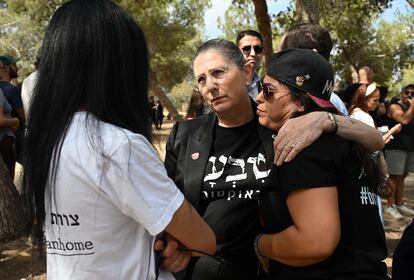  La mujer del presidente israelí, Michal Herzog (en el centro), habla con rehenes liberados del kibutz Nir Oz antes de una ceremonia para conmemorar el primer aniversario desde los ataques de Hamás contra Israel, este lunes. 