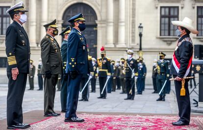 El nuevo presidente de Perú, Pedro Castillo, es reconocido como jefe supremo de las Fuerzas Armadas en un acto en Lima, este 5 de agosto.