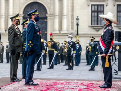 El nuevo presidente de Perú, Pedro Castillo, es reconocido como jefe supremo de las Fuerzas Armadas en un acto en Lima, este 5 de agosto.