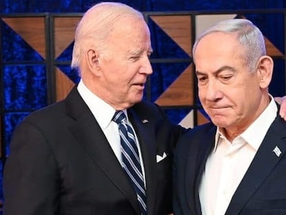 El presidente de Estados Unidos, Joseph Biden, abraza al primer ministro israelí, Benjamín Netanyahu, durante su visita a Tel Aviv en octubre del año pasado.