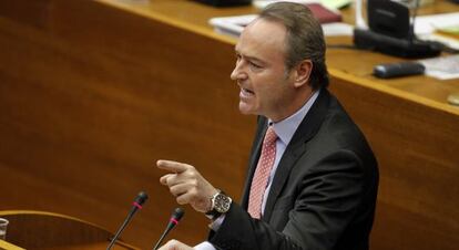 Alberto Fabra, por la mañana, durante la sesión de control de las Cortes.