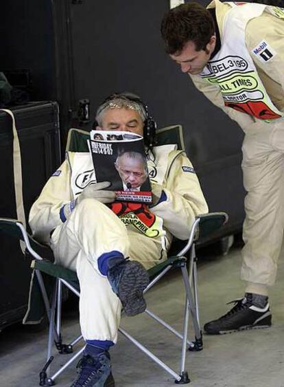 Unos técnicos leen sobre el escándalo en un descanso de los entrenamientos del Gran Premio de Bélgica.