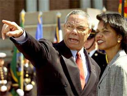 El secretario de Estado, Colin Powell, y la asesora de Seguridad Nacional, Condoleezza Rice, en la Casa Blanca.